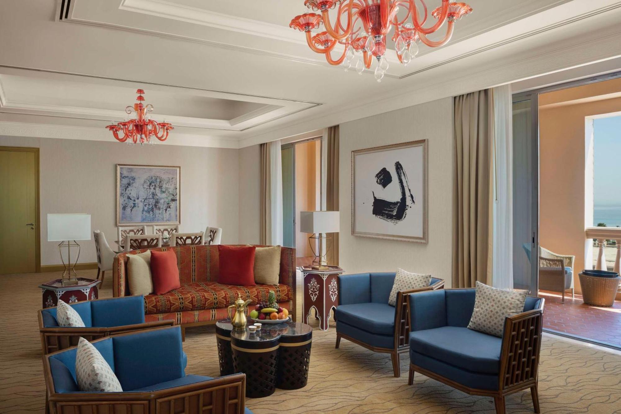 Hotel Marsa Malaz Kempinski, The Pearl Doha Exterior foto The living room of a suite at the Ritz-Carlton, DIFC