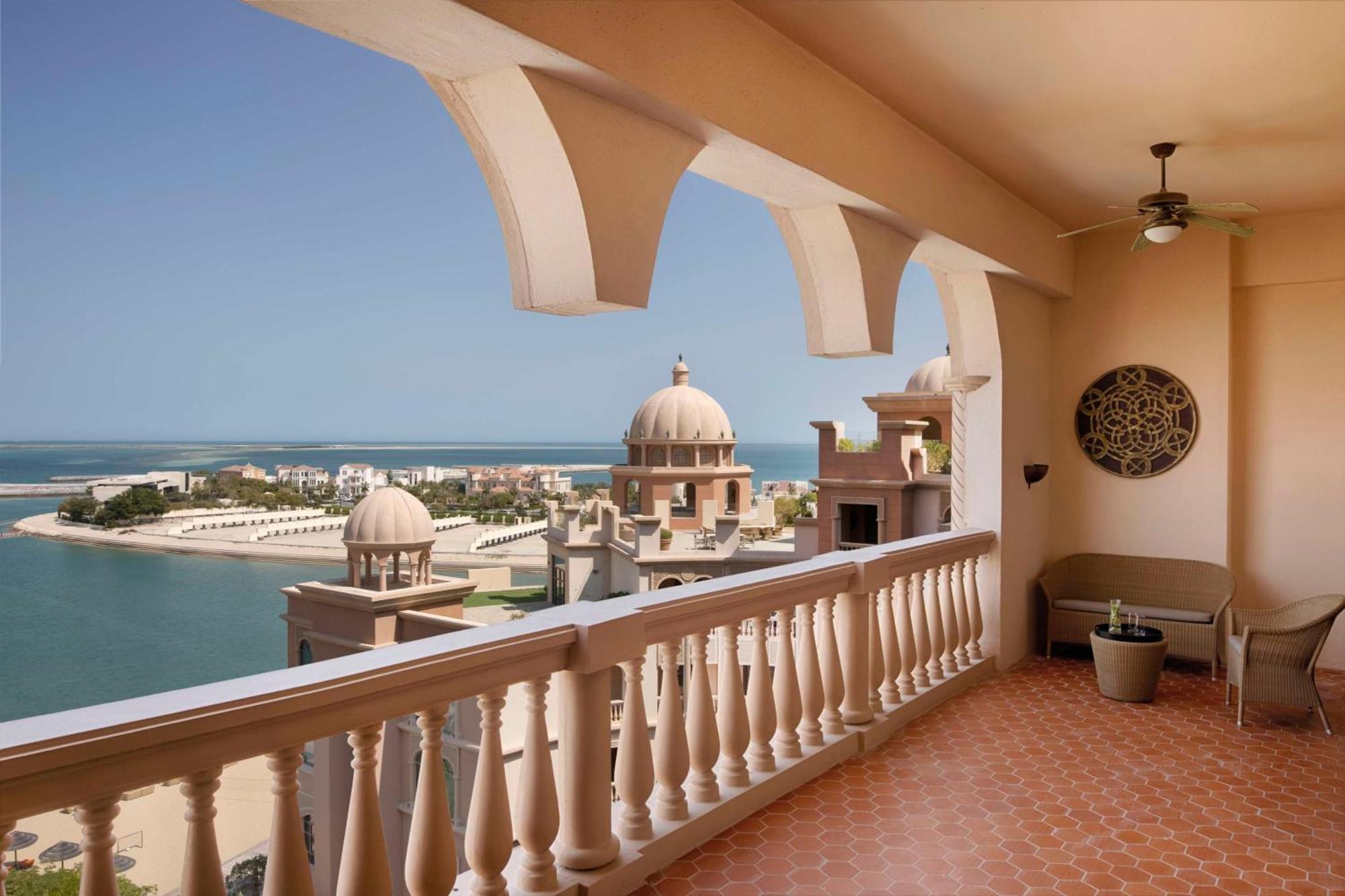 Hotel Marsa Malaz Kempinski, The Pearl Doha Exterior foto Balcony of a suite