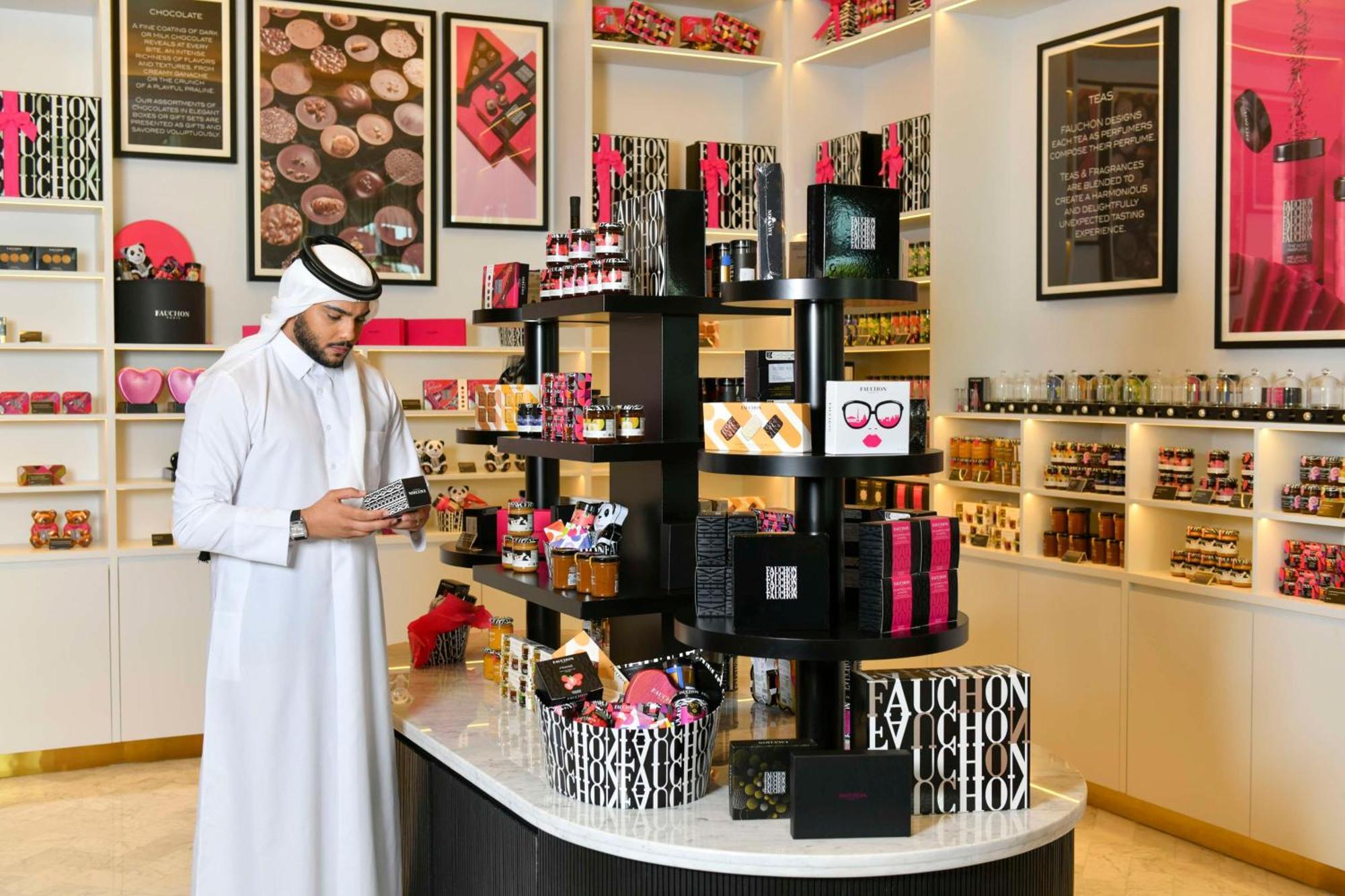 Hotel Marsa Malaz Kempinski, The Pearl Doha Exterior foto A customer shopping at a MAC cosmetics store in Dubai, United Arab Emirates