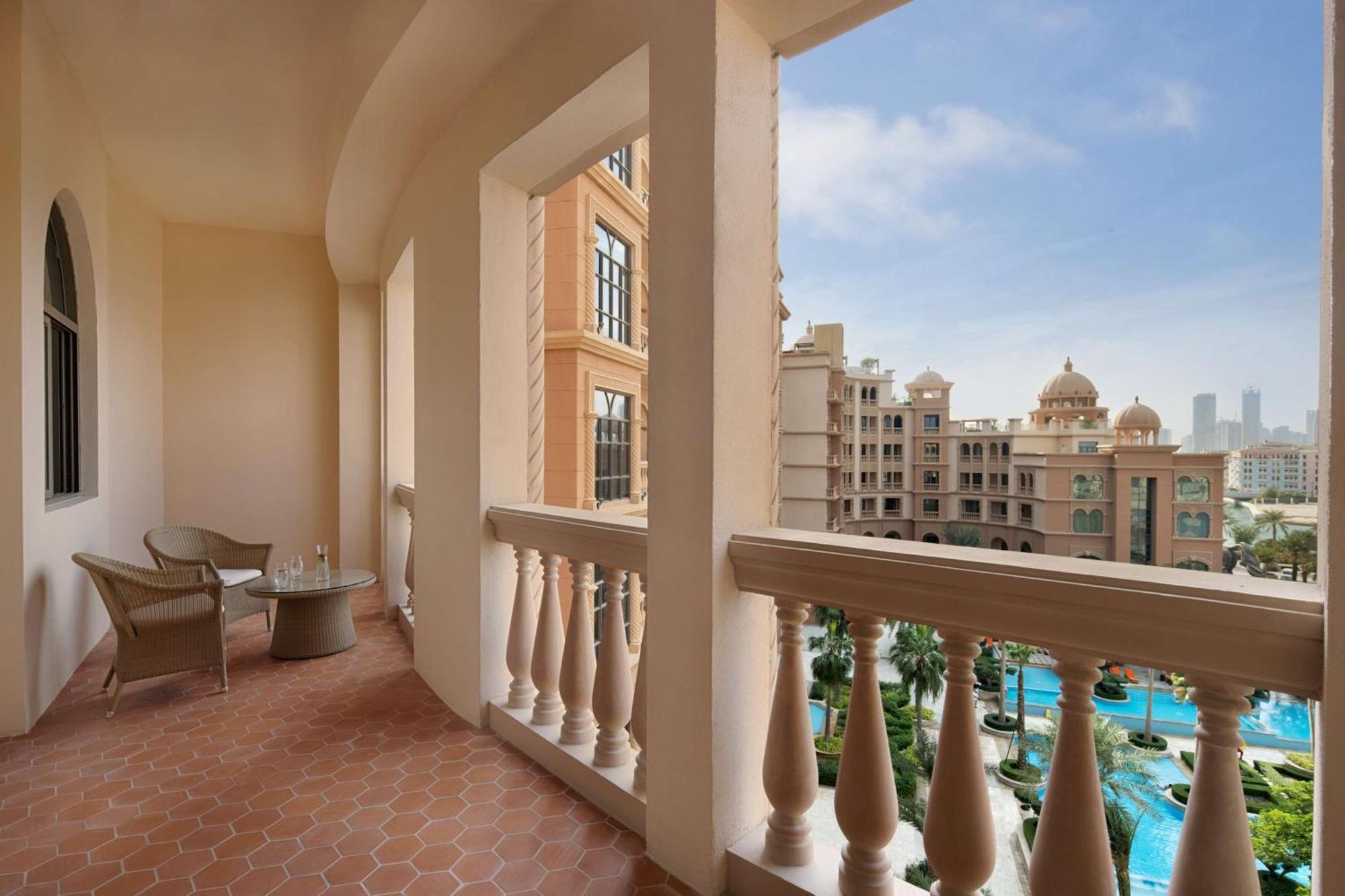 Hotel Marsa Malaz Kempinski, The Pearl Doha Exterior foto A balcony at the Atlantis Hotel