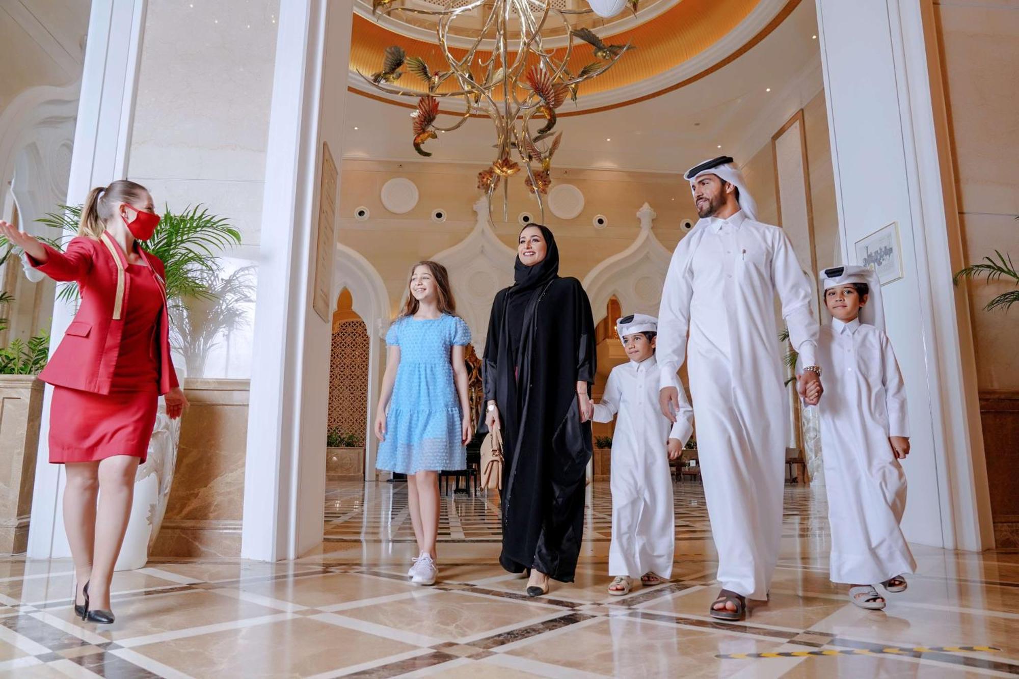 Hotel Marsa Malaz Kempinski, The Pearl Doha Exterior foto A family at the hotel